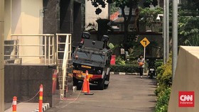 Tiga Kendaraan Taktis Brimob Disiagakan di Gedung Mabes Polri