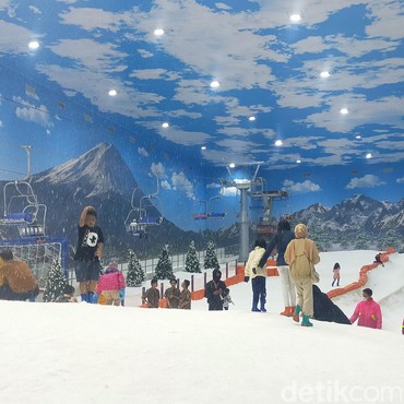 Libur Sekolah Asyiknya Main Salju di Trans Snow World Surabaya, Banyak Diskon!