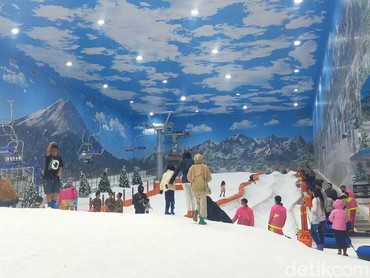 img-title Libur Sekolah Asyiknya Main Salju di Trans Snow World Surabaya, Banyak Diskon!
