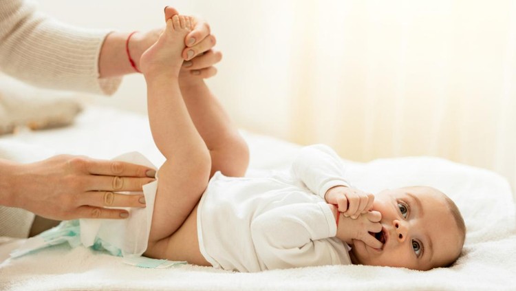 3 Warna BAB Bayi yang Berbahaya untuk Kesehatan Si Kecil, Perhatikan Tandanya