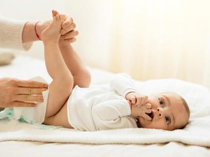 3 Warna BAB Bayi yang Berbahaya untuk Kesehatan Si Kecil, Perhatikan Tandanya