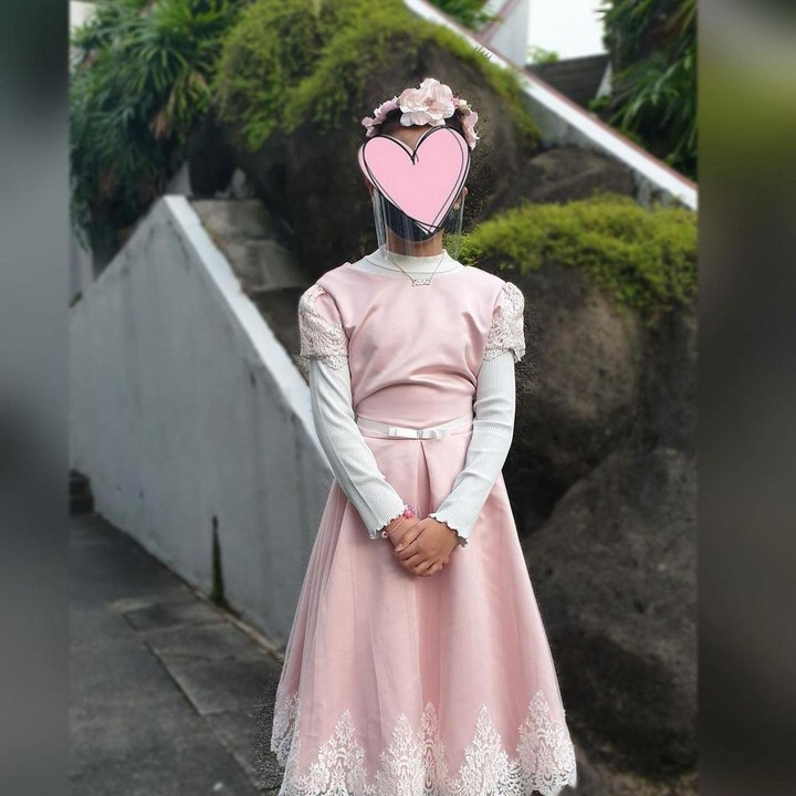<p>Aisha sudah berusia 9 tahun. Ia tampil cantik mengenakan gaun berwarna merah muda ketika sekolah. “Sayangku Ini pas dia lagi <em>free dress day</em> di sekolah. Pake <em>dress</em> dari Uti,” kata sang Bunda pada unggahan Instagramnya. (Foto: Instagram @denadaindonesia)</p>