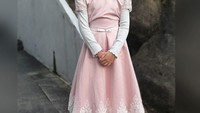 <p>Aisha sudah berusia 9 tahun. Ia tampil cantik mengenakan gaun berwarna merah muda ketika sekolah. “Sayangku Ini pas dia lagi <em>free dress day</em> di sekolah. Pake <em>dress</em> dari Uti,” kata sang Bunda pada unggahan Instagramnya. (Foto: Instagram @denadaindonesia)</p>