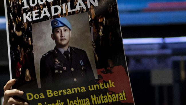 Ayah Brigadir J, Samuel Hutabarat akan menjalani prosesi wisuda anaknya di UT hari ini. Brigadir J lulus dengan IPK 3,28 sebagai Sarjana bidang Ilmu Hukum.
