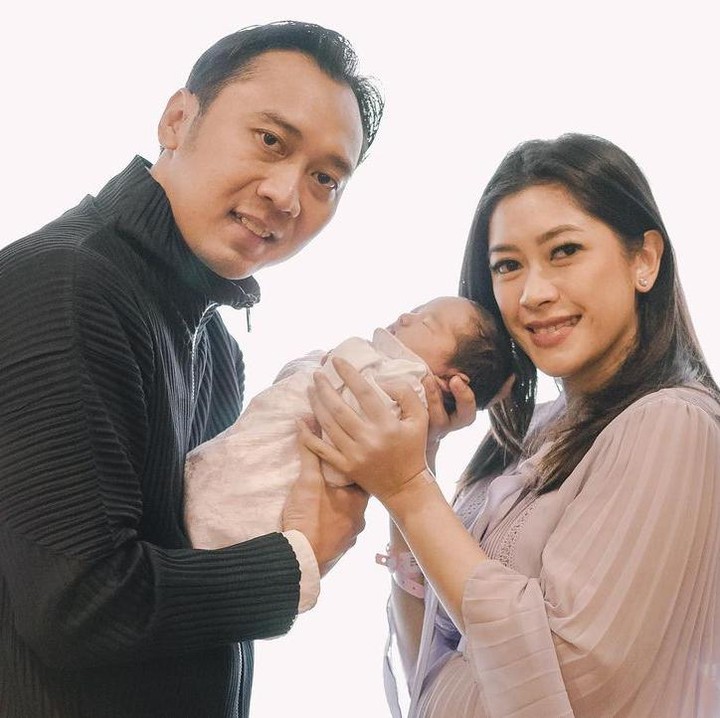 <p>Public figure Aliya Rajasa sempat menggunakan KB IUD dan minum pil KB sebelum melahirkan anak keempatnya pada 22 Juli 2022 lalu. Istri politikus Edhie Baskoro Yudhoyono ini tidak menyangka bisa hamil setelah menggunakan kontrasepsi, Bunda. "Baby Alisha (anak keempat) datang di luar ekspektasi kita. Artinya, aku selama empat tahun selalu dalam kontrol IUD sama pil KB. Tapi, enggak tahu ternetralisir sama apa, aku enggak paham tiba-tiba kebobolan," katanya saat wawancara bersama HaiBunda via <em>Zoom</em>, beberapa waktu lalu. (Foto: Instagram @ruby_26)</p>