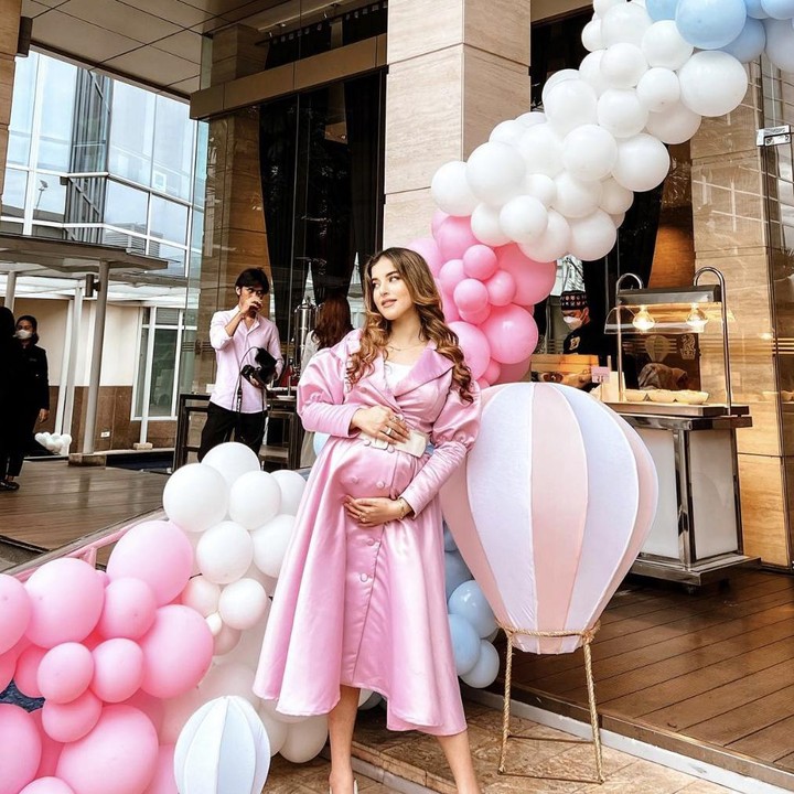 <p>Anak pertama Tasya, Ayang, baru saja menginjak usia 2 tahun nih. Saat merayakan ulang tahun Ayang yang akan segera jadi kakak, Tasya dan keluarga kompak gunakan pakaian bernuansa merah muda. (Foto: Instagram @tasyafarasya)</p>