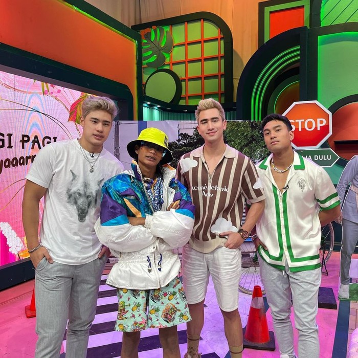 Populer di Citayam Fashion Week membuatnya juga sering diundang televisi dan selebriti untuk konten Youtube. Foto: Instagram/@bonge.sudirman