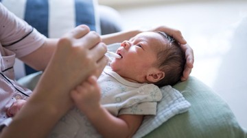 PERAWATAN LIDAH PUTIH BAYI AKIBAT SISA SUSU