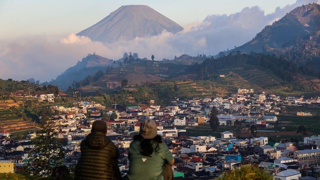 Pegunungan Dieng di Wonosobo, Jawa Tengah, berstatus waspada sejak Jumat lalu. Warga dan wisawatan diminta berhati-hati kemunculan gas beracun.
