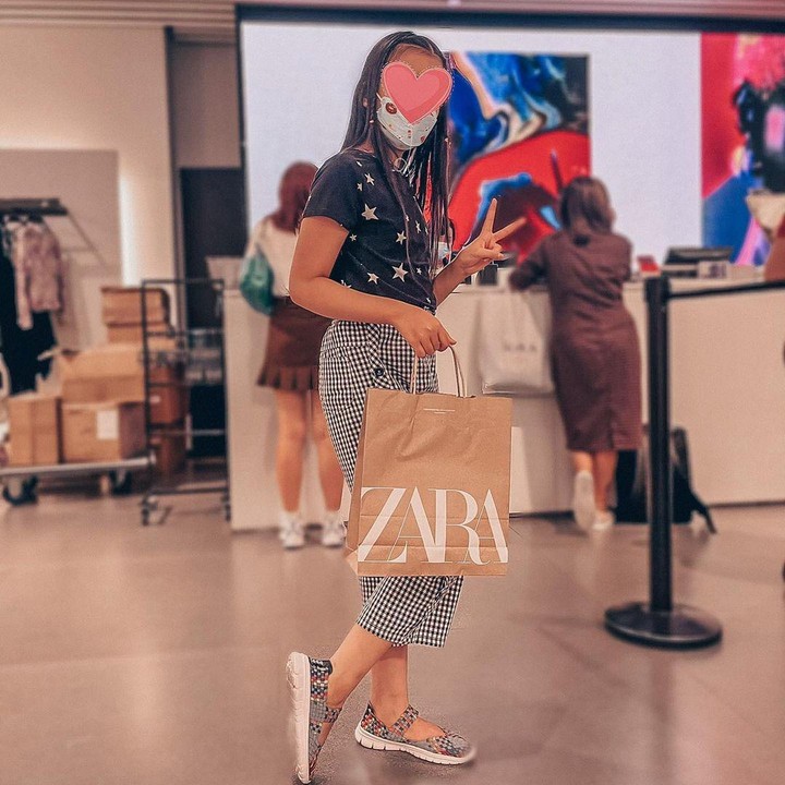 <p>Denada bercerita kalau putrinya sangat senang ketika diperbolehkan berbelanja. Bahkan, ia sendiri yang membawa <em>shopping bag</em>-nya sampai pulang. (Foto: Instagram @denadaindonesia)</p>