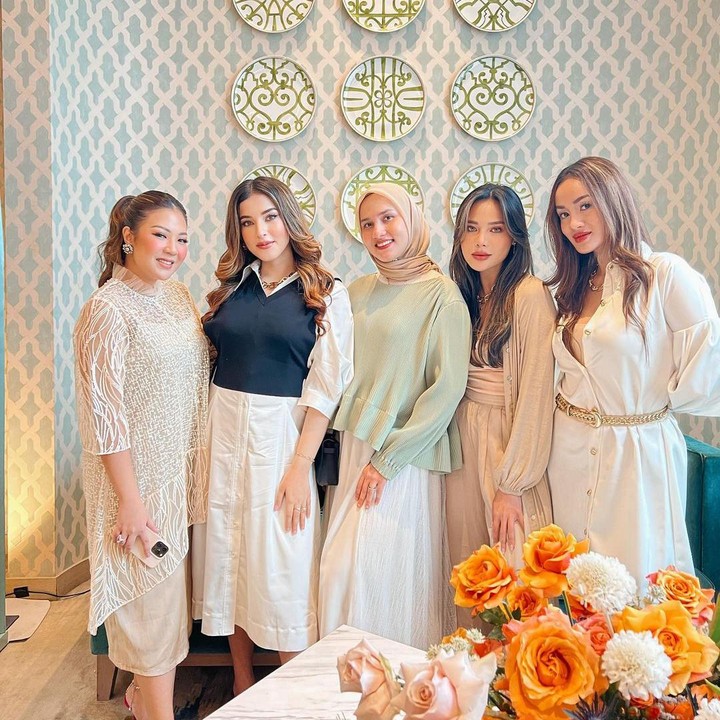 <p>Ditengah kehamilannya, Tasya masih menyempatkan untuk menghadiri peluncuran brand make up Raissa bersama kerabatnya. "Bertemu mamak2 cantik2 di launching beauty brandnya ka raisa !!" tulis Tasya.(Foto: Instagram @tasyafarasya)</p>