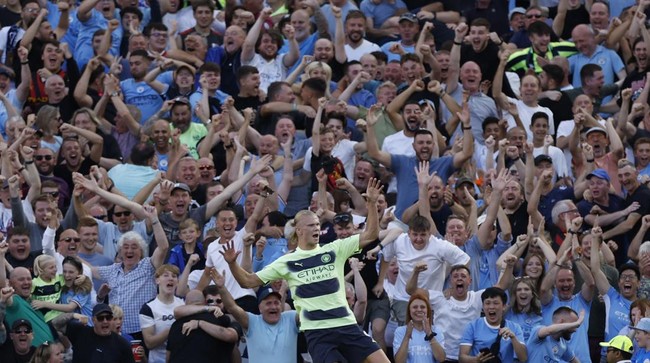 Erling Haaland sukses mencetak dua gol kemenangan Manchester City atas West Ham. Ia pun mengawali perjalanan di Liga Inggris dengan impresif.