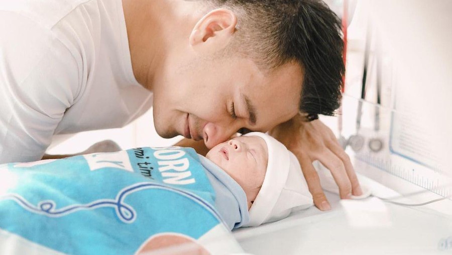 Eza Gionino dan anak ketiga