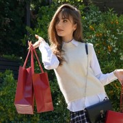 Terlihat Muda di Usia 33, 7 Gaya Fashion Lily Collins Ini Wajib Diadopsi