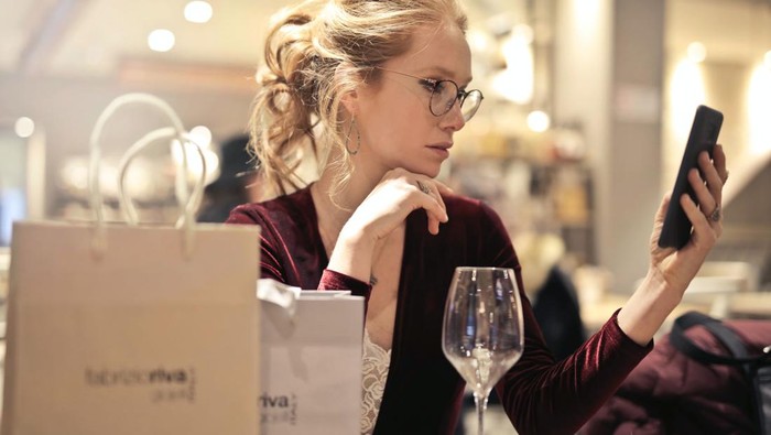 Yakin Kacamata Blue-Light Blocking Benar Berfungsi? Ini Kata Ahli!