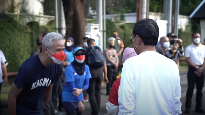 Gubernur Jawa Tengah Ganjar Pranowo bersama Presiden Joko Widodo (Jokowi) saat berjalan santai di sepanjang Jalan Slamet Riyadi, Kota Surakarta, Minggu, 7 Agustus 2022. (tangkapan Layar via Youtube Sekretariat Presiden)