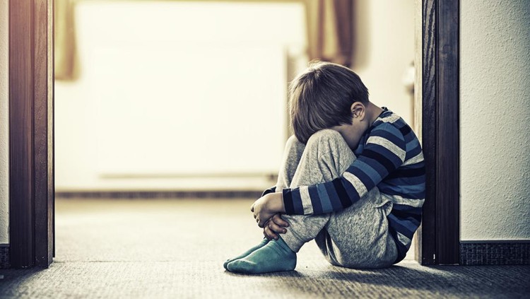 Ilustrasi Anak 1 SD Dipotong Rambut Asal-asalan Depressed sad child sitting on the floor, in the door. The little boy is hiding his head between legs.
