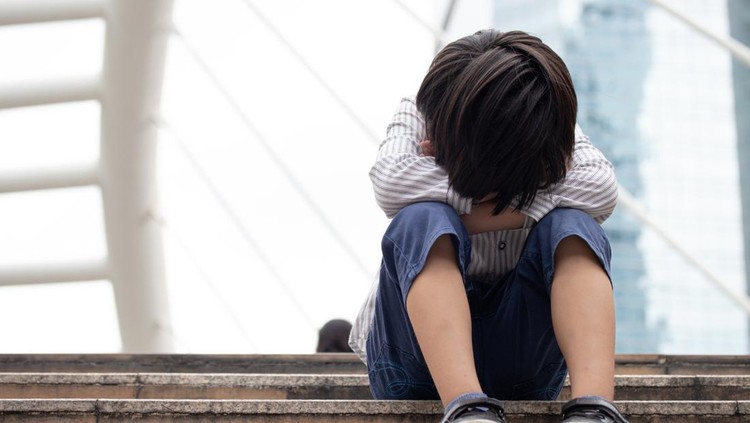 Ilustrasi Anak 1 SD Dipotong Rambut Asal-asalan Homeless Asian child sitting alone on the stairway in the street. Poor, sad, scared and alone.