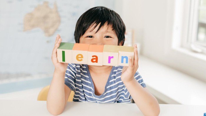 Ilustrasi anak belajar matematika bangun ruang