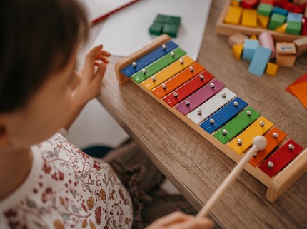 5 Rekomendasi Alat Musik Pukul dan Manfaatnya untuk Anak