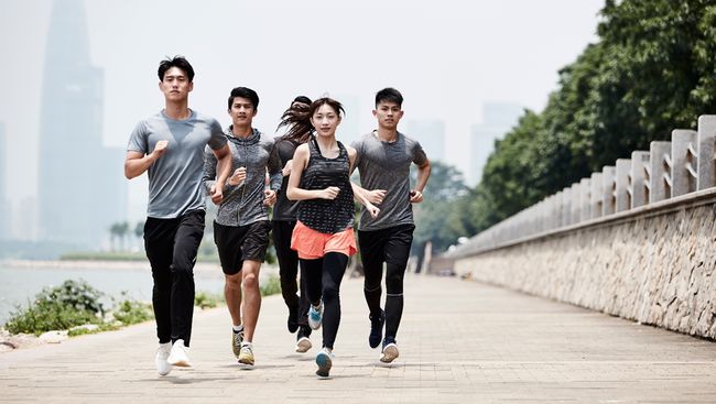 Mana yang lebih ampuh turunkan berat badan, lari atau jalan cepat? Ternyata bukan mana yang lebih ampuh melainkan pahami kunci efektivitas latihan.