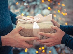 5 Rekomendasi Kado Bermanfaat buat Sahabat yang Baru Melahirkan