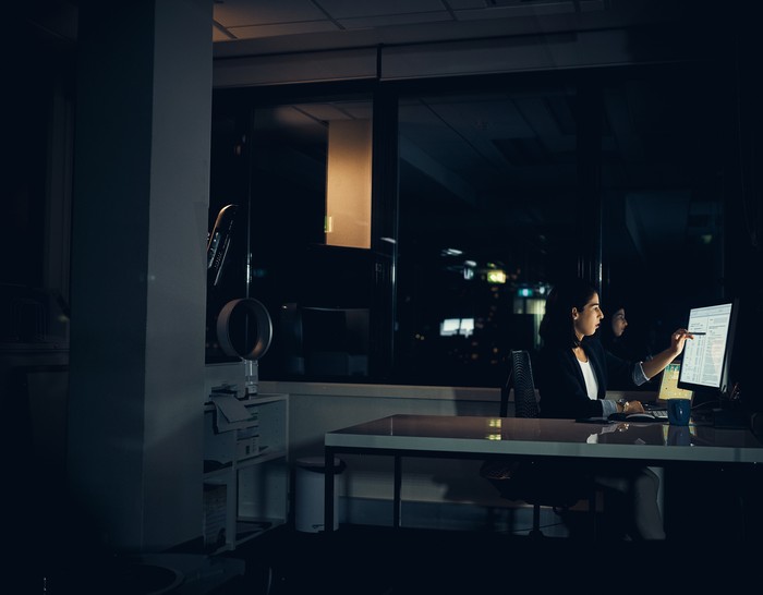 Ilustrasi pekerja yang berada di kantor hingga malam hari