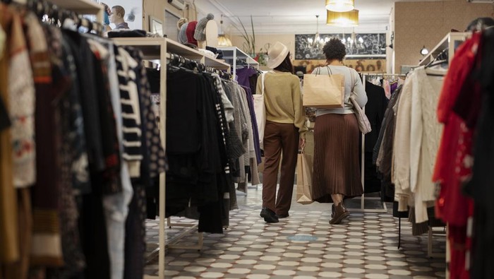 4 Barang Fashion yang Wajib Kamu Beli Kalau Pertama Kali Thrifting
