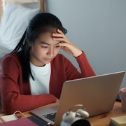 5 Penyebab Perempuan Sering Migrain saat WFH, Harus Cepat Diatasi Nih!