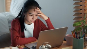 5 Penyebab Perempuan Sering Migrain saat WFH, Harus Cepat Diatasi Nih!