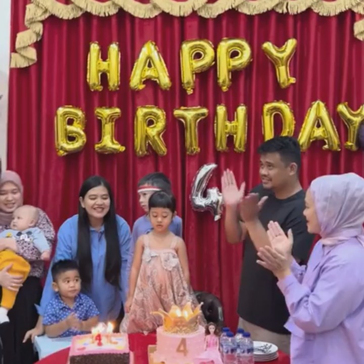 <p>Inilah potret kebersamaan Sedah dan keluarganya saat tengah menyanyikan lagu ulang tahun. Ulang tahun anak Kahiyang Ayu dan Bobby Nasution ini dirayakan secara sederhana. (Foto: Instagram @bobbynst)</p>