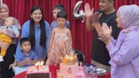 <p>Inilah potret kebersamaan Sedah dan keluarganya saat tengah menyanyikan lagu ulang tahun. Ulang tahun anak Kahiyang Ayu dan Bobby Nasution ini dirayakan secara sederhana. (Foto: Instagram @bobbynst)</p>