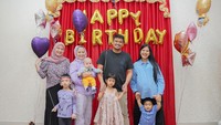 <p>Kahiyang Ayu dan Bobby Nasution belum lama ini membagikan potret kebersamaan saat merayakan hari ulang tahun putri tercintanya, Sedah Mirah Nasution. Uniknya, Sedah tampil memakai sepatu roda. (Foto: Instagram @ayanggkahiyang)</p>