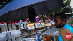 FOTO: Banjir Karangan Bunga Dukungan di Mabes Polri