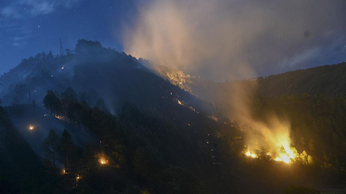 FOTO: Kebakaran di Perbukitan Danau Toba Masih Berkobar