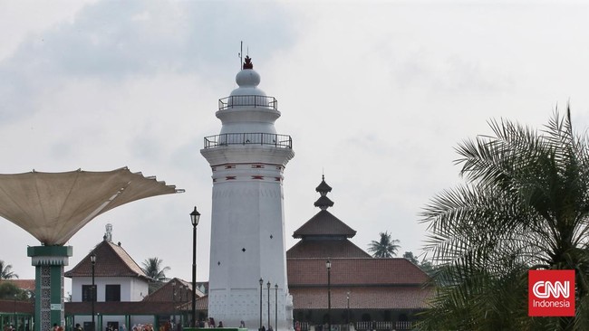 Di Masjid Agung Banten, tiada henti-hentinya warga berdatangan usai berbuka puasa. Kian ramai saat adzan Isya berkumandang.