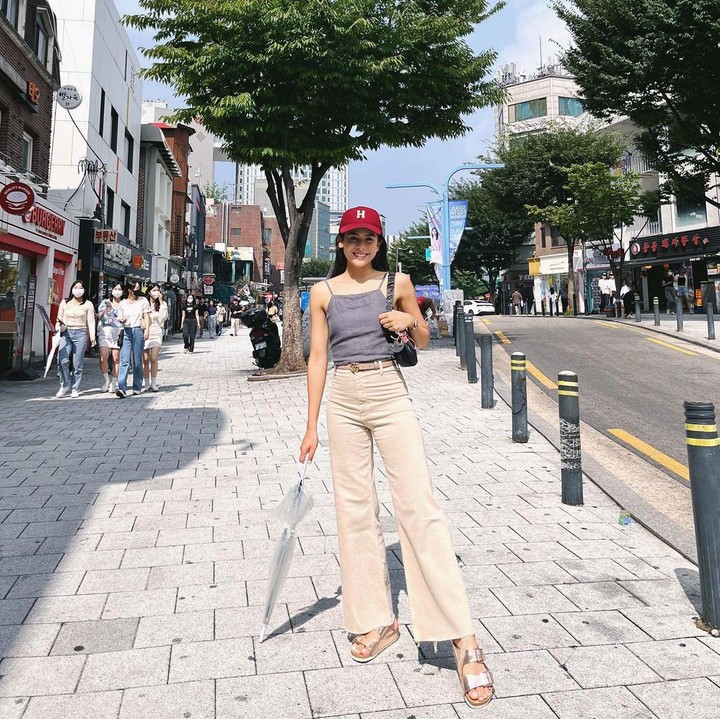 <p>Sebelumnya, Maudy Ayunda dan Jesse Choi juga berkeliling pusat kota Seoul. Aktris 27 tahun itu tampil modis dengan memakai busana musim panas. (Foto: Instagram @maudyayunda)</p>