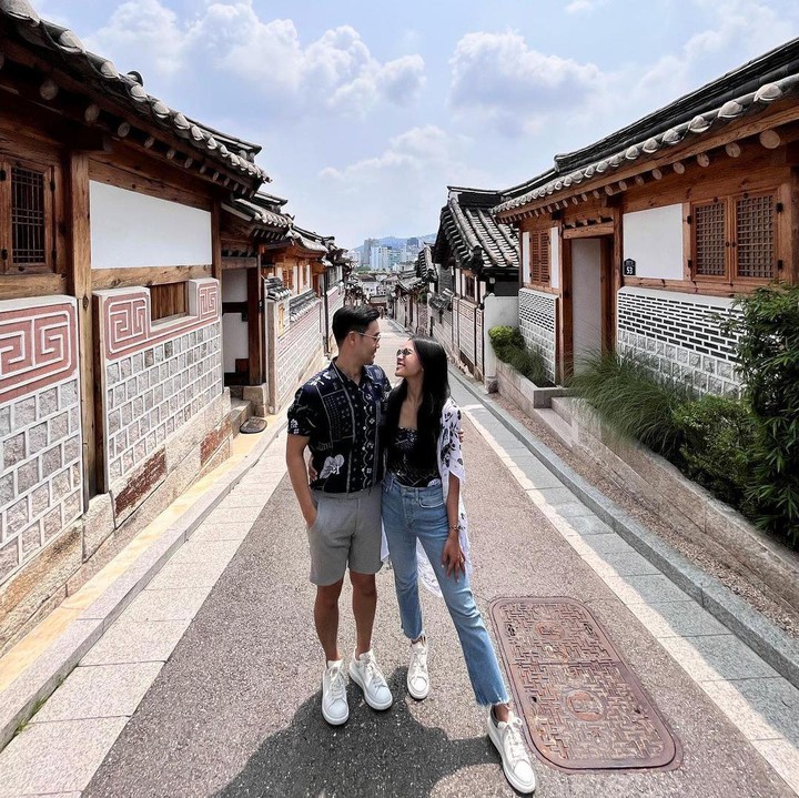 <p>Maudy Ayunda kembali membagikan momen bersama suaminya, Jesse Choi. Pasangan yang baru menikah pada bulan Mei ini tengah mudik ke kampung halaman Jesse Choi di Korea Selatan. (Foto: Instagram @maudyayunda)</p>