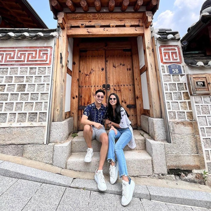 <p>Dalam foto yang dibagikan, Maudy Ayunda dan Jesse Choi tampak mengunjungi salah satu destinasi wisata populer di Korea Selatan, yaitu Bukchon Hanok Village. (Foto: Instagram @maudyayunda)</p>