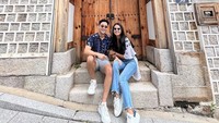 <p>Dalam foto yang dibagikan, Maudy Ayunda dan Jesse Choi tampak mengunjungi salah satu destinasi wisata populer di Korea Selatan, yaitu Bukchon Hanok Village. (Foto: Instagram @maudyayunda)</p>