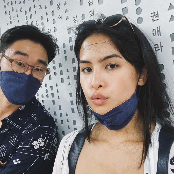 <p>Berkeliling di bawah terik sinar matahari selama musim panas membuat Maudy Ayunda cukup kewalahan, nih. Pasangan tersebut memutuskan untuk beristirahat sejenak sambil mengabadikan potret selfie. (Foto: Instagram @maudyayunda)</p>