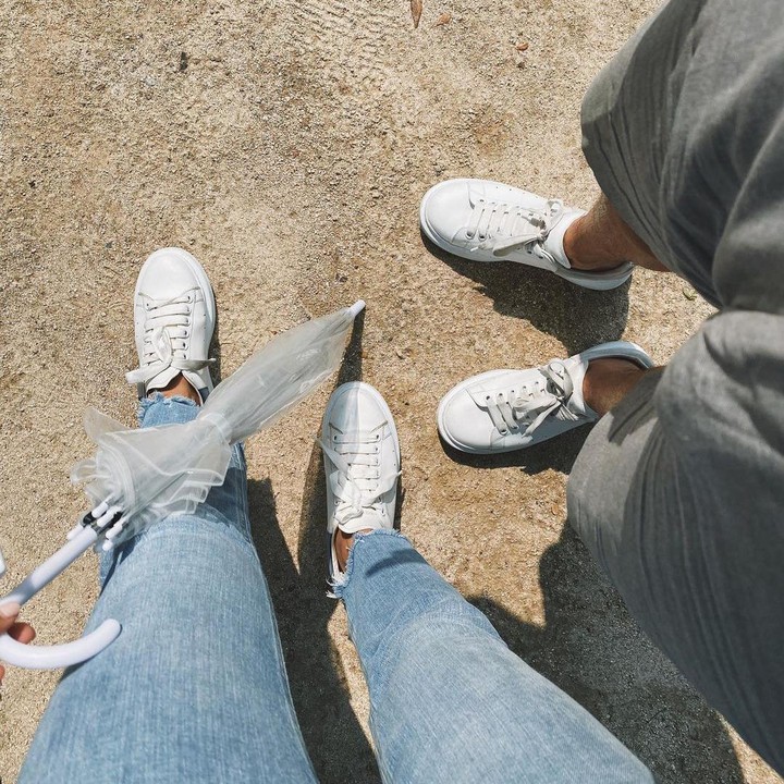 <p>Di tempat itu, biasanya wisatawan mengenakan busana tradisional hanbok yang dapat disewa di sekitar desa. Akan tetapi, Maudy Ayunda dan Jesse Choi memilih tampil kompak mengenakan busana kasual dan <em>sneakers</em> putih. (Foto: Instagram @maudyayunda)</p>