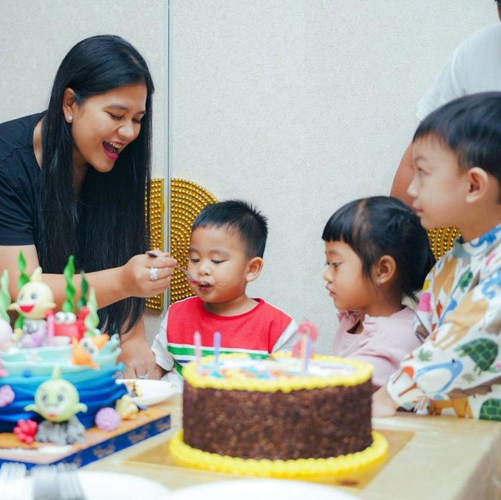 <p>Menikah pada 8 November 2017, Kahiyang dan Bobby dikarunia dua anak, Sedah dan Panembahan. Keduanya terpaut perbedaan usia 2 tahun. Panembahan lahir pada 3 Agustus 2020. (Foto: Instagram @bobbynst)</p>