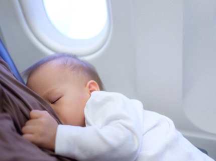 5 Tips agar Menyusui Bayi di Pesawat Berjalan Lancar dan Nyaman