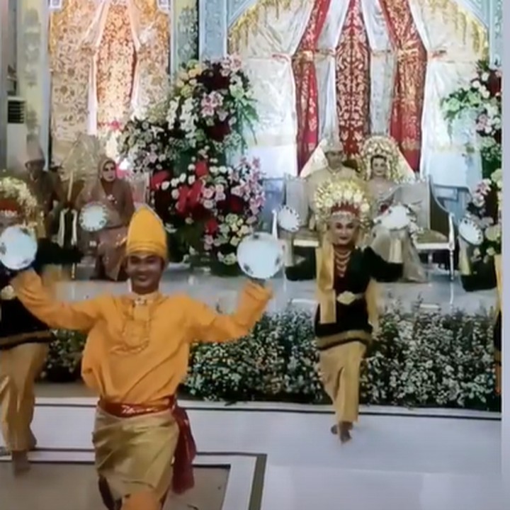 <p>Setelah melakukan akad nikah, Shesar Hiren Rhustavito dan Mitha Hardiyanti menggelar acara resepsi dengan mengusung adat Sumatra Barat. Acara dibuka dengan prosesi tarian adat khas Minangkabau. (Foto: Instagram @mth.hdy)</p>