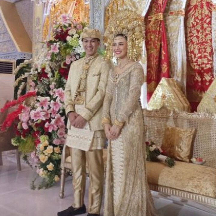 <p>Di acara resepsi, Shesar Hiren Rhustavito dan Mitha Hardiyanti mengganti pakaian mereka dengan busana pengantin khas Sumatra Barat. Pesinetron <em>Tukang Ojek Pengkolan i</em>tu tampil anggun dengan mengenakan suntiang. (Foto: Instagram @mth.hdy)</p>