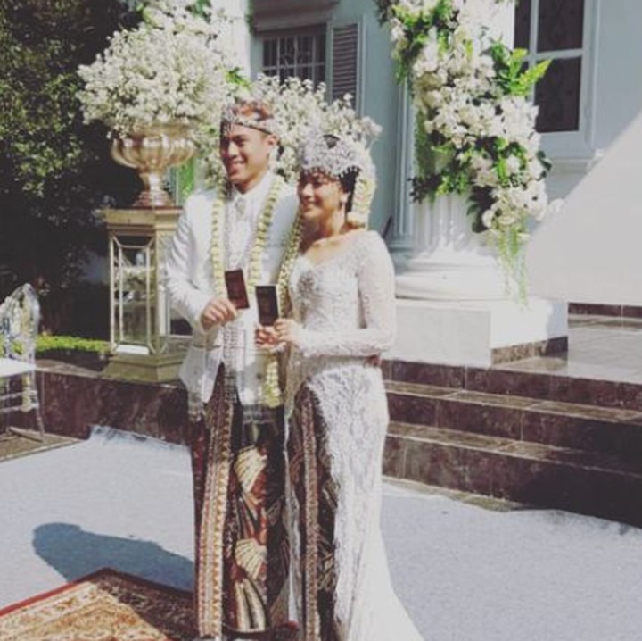 <p>Setelah melakukan ijab kabul, keduanya resmi menjadi pasangan suami istri. Kebahagiaan begitu terpancar di wajah mereka, Bunda. (Foto: Instagram @mth.hdy)</p>