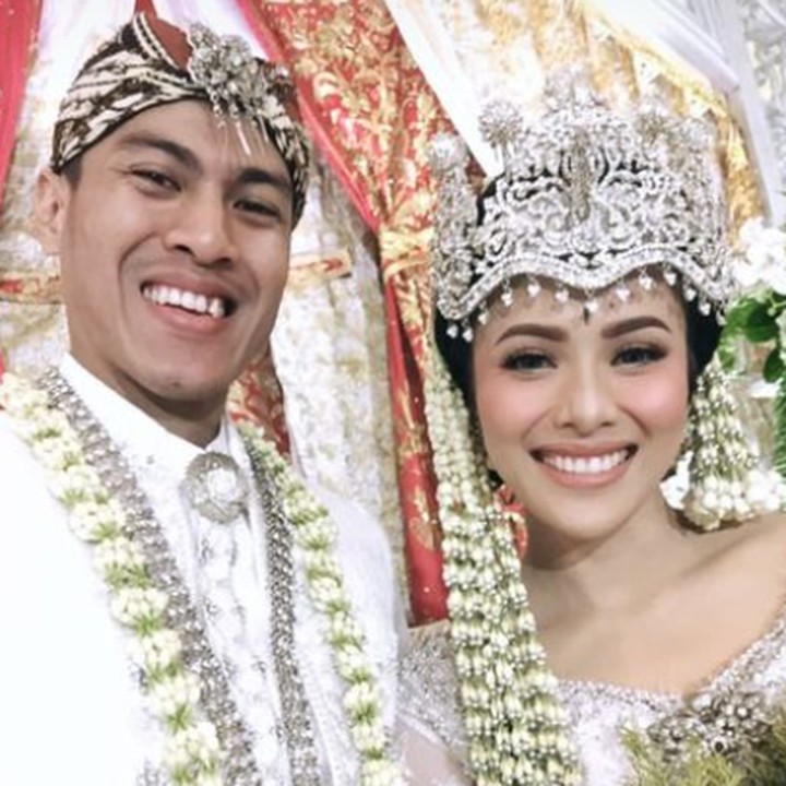 <p>Mitha Hardiyanti menikah dengan pebulu tangkis tunggal putra Indonesia, Shesar Hiren Rhustavito atau yang akrab disapa Vito. (Foto: Instagram @mth.hdy)</p>