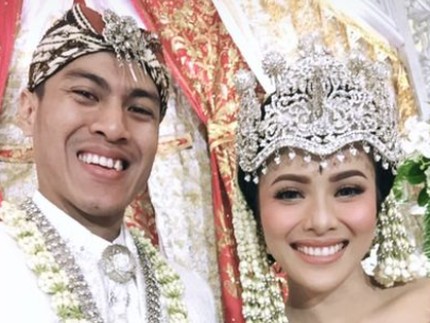 7 Potret Nikah Pesinetron Mitha Hardiyanti & Pebulu Tangkis Shesar Hiren Rhustavito
