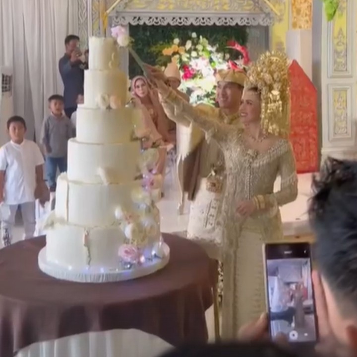<p>Mitha dan Vito juga memotong kue bersama-sama di acara resepsi. Pernikahan mereka turut dihadiri oleh atlet Pelatnas PBSI seperti Anthony Ginting, Jonatan Christie, hingga Syabda Perkasa. (Foto: Instagram @mth.hdy)</p>
